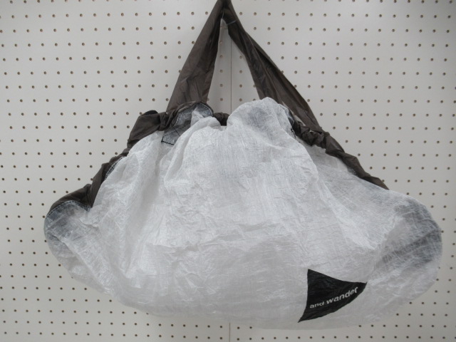 and wander（アンドワンダー） ダイニーマカバーバッグ 30-45L