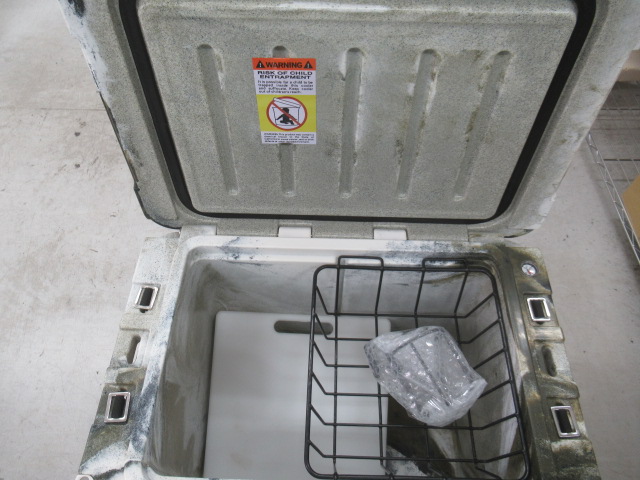 その他ブランド  Iceland Cooler Box 35QT